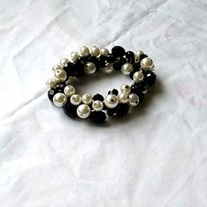Black and pearl bead stretch bracelet